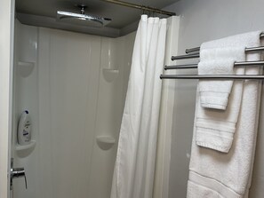 Een douche, handdoeken