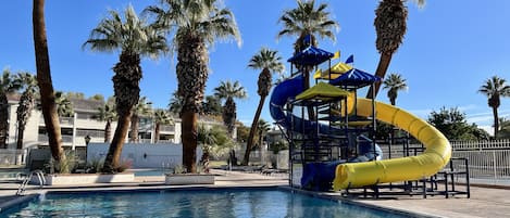 Piscina coperta, una piscina riscaldata