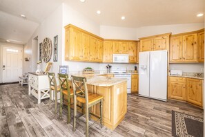 Fridge, microwave, oven, stovetop - Upgraded Las Palmas Resort Poolside Condo | All Inclusive Amenities Resort | #1714 (Saint George)