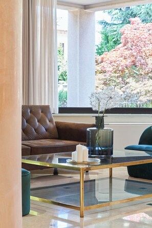 Lobby sitting area - Hotel Cyrano (Saronno)