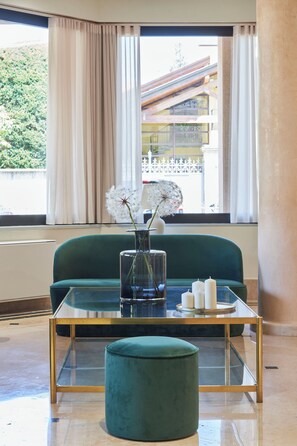 Lobby sitting area - Hotel Cyrano (Saronno)