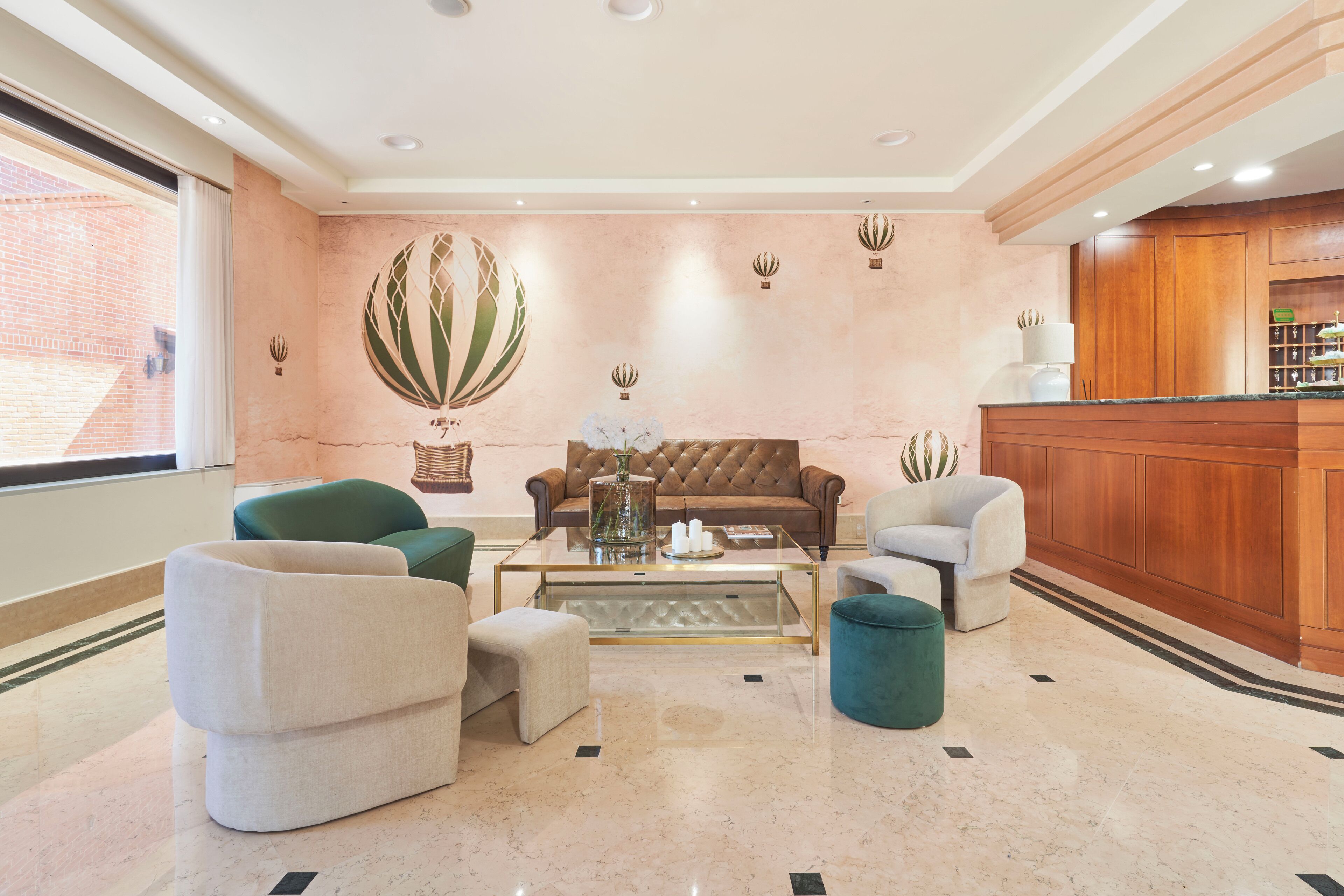Una sala de estar moderna con un sofá de cuero, una mesa de centro de vidrio y un reposapiés verde.