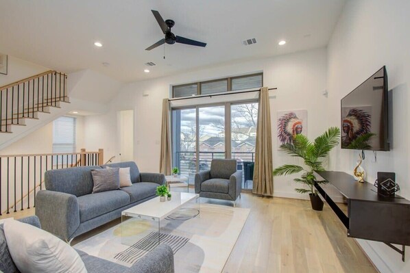 Televisión y oficina 