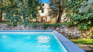 Piscina all'aperto, lettini