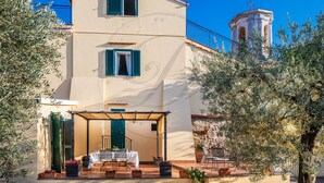 Un bâtiment à deux étages doté d’un balcon et d’un patio couvert.