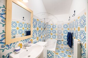 Dusche, Haartrockner, Bidet, Handtücher