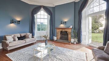 Een flatscreentelevisie en een kantoor