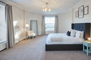 7 bedrooms, premium bedding, desk, iron/ironing board - Host & Stay | Silton Hall (Northallerton)