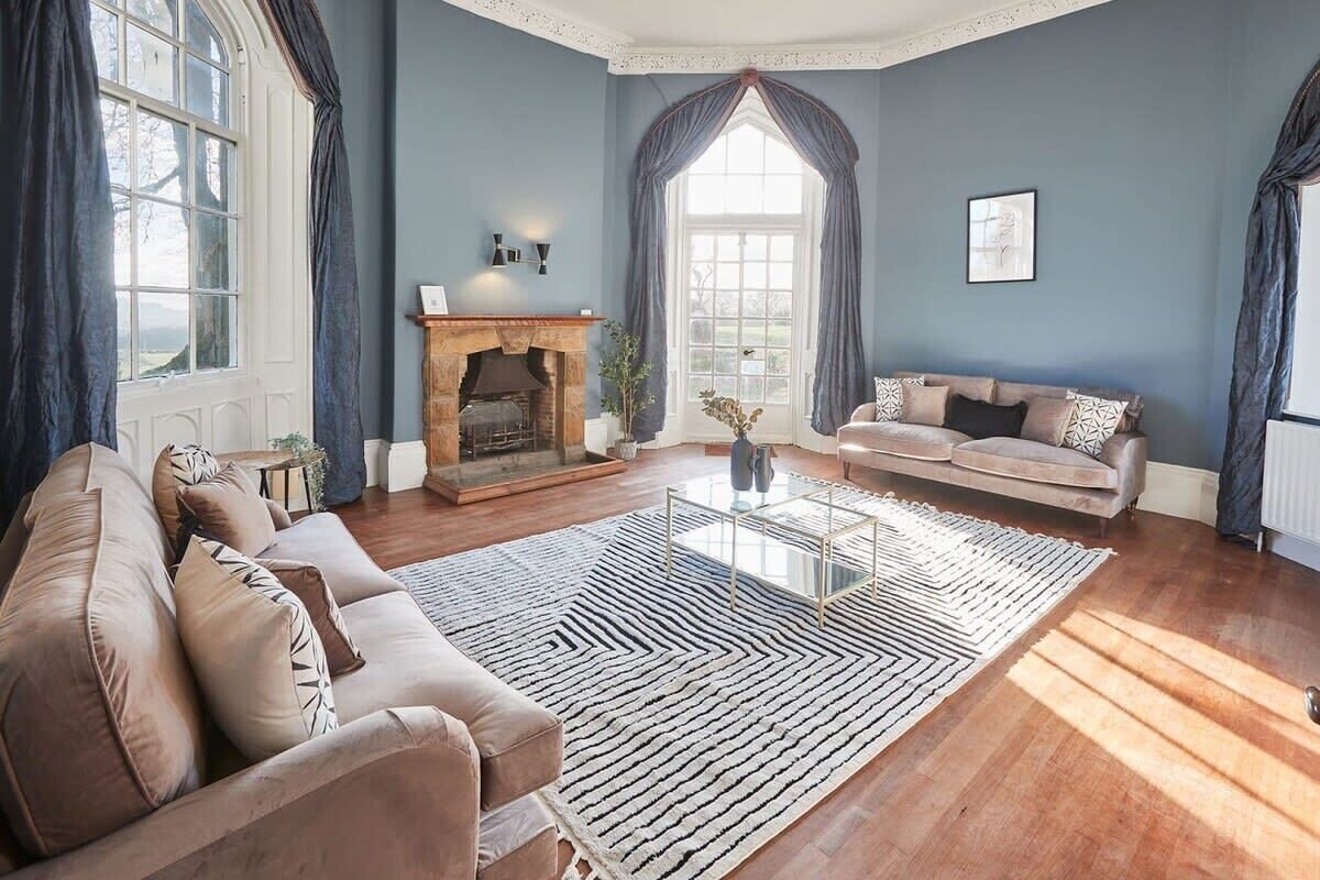 Télévision à écran plat, espaces bureaux