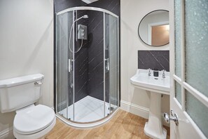 Bathtub, hair dryer, towels, soap - Host & Stay | Silton Hall (Northallerton)