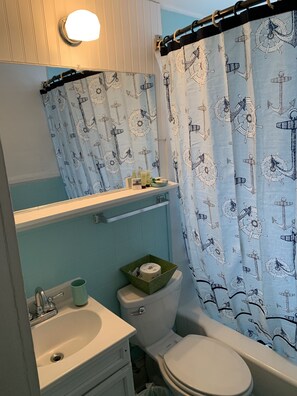 Serviettes fournies, savon, shampoing, papier toilette