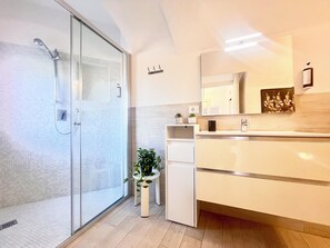 シャワー、ヘアドライヤー、ビデ、タオル