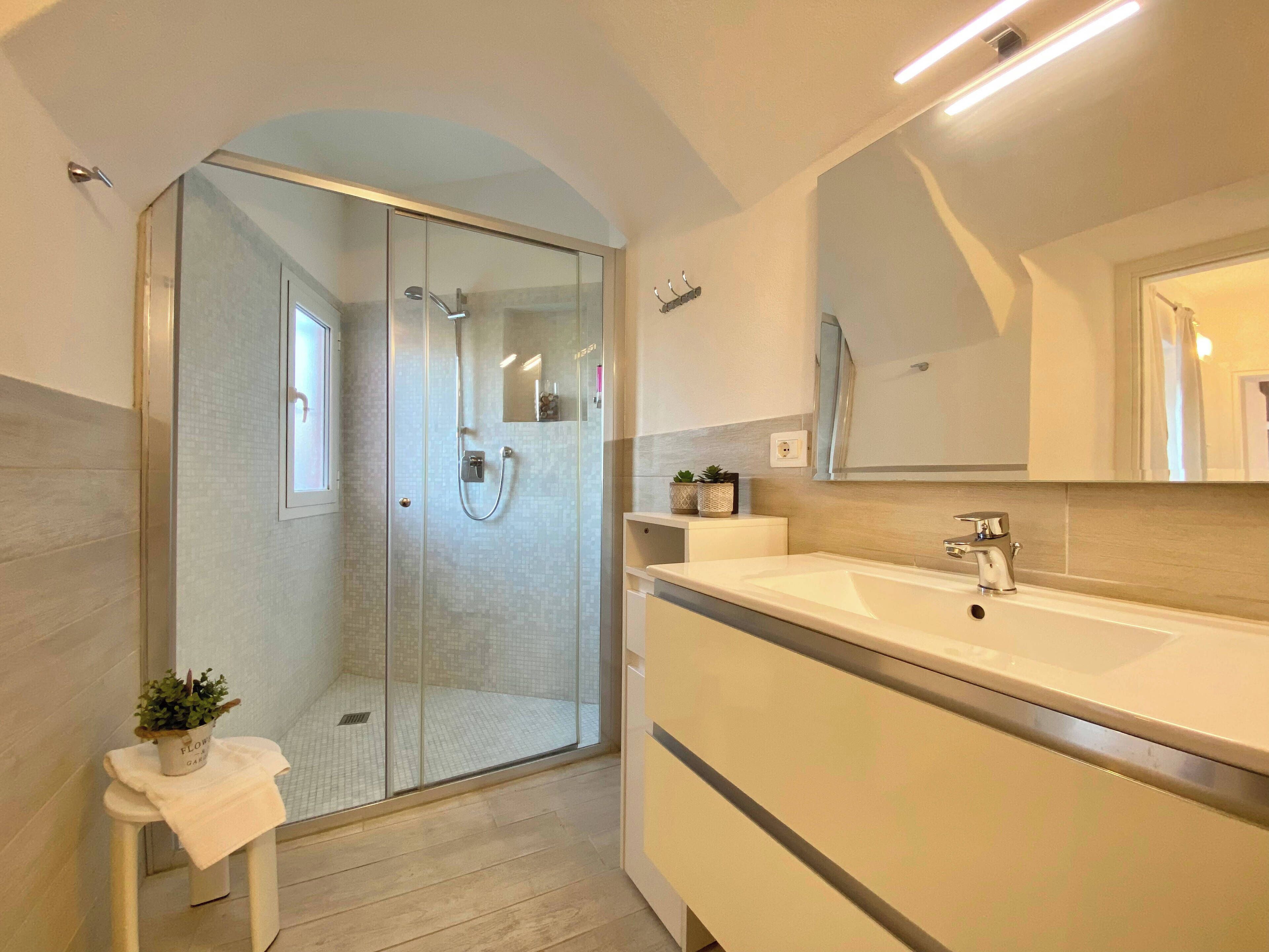 Een douche, een haardroger, een bidet, handdoeken