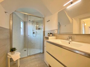 Douche, sèche-cheveux, bidet, serviettes fournies
