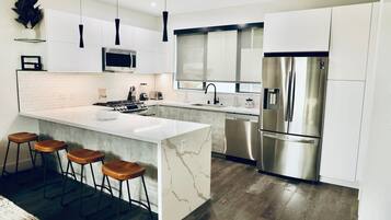 Refrigerador, microondas, horno y parrilla de estufa