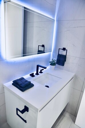 浴槽、ヘアドライヤー、タオル