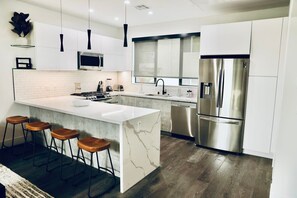 冷蔵庫、電子レンジ、オーブン、コンロ