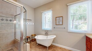 Combined shower/bathtub, hair dryer, towels - This home has all the modern comforts to make your vacation a memorable one! (Hilton Head)