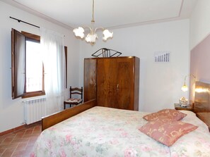 3 makuuhuonetta, vauvan matkasänky, ilmainen Wi-Fi, vuodevaatteet