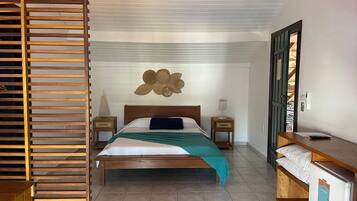 Quarto superior, 1 quarto, banheira de hidromassagem, vista para a piscina | Roupa de cama