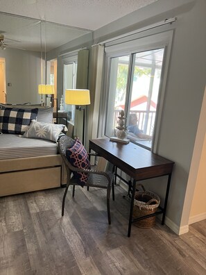 TV - Newly renovated condo in gated community. Private beach 2 heated pools, hot tub (St. Petersburg)