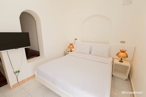Separate bathtub and shower, rainfall showerhead, hair dryer, towels - Grand Halomy resort (Sharm El Sheikh)