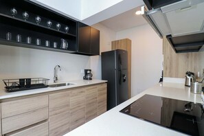 Kjøleskap, mikrobølgeovn, ovn og kokeplater