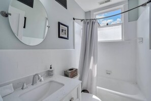 Bathtub, hair dryer, towels - Historic Home Monthly Rental with Fabulous Piazza (Charleston)