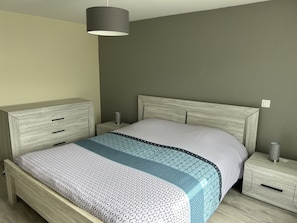 3 slaapkamers, een strijkplank/strijkijzer, reisbedje, gratis wifi
