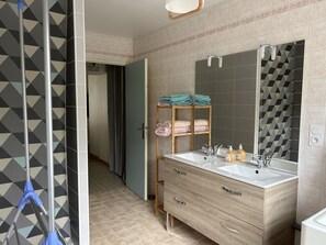 Douche, sĂšche-cheveux, savon