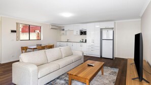 Smart TV - Sunny Busselton - this holiday home is located in the perfect Busselton location (Busselton)