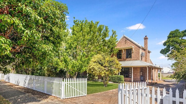 المنشأة من الخارج