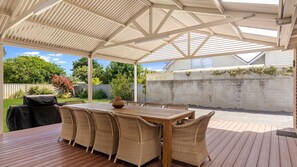Outdoor dining - Sunny Busselton - this holiday home is located in the perfect Busselton location (Busselton)