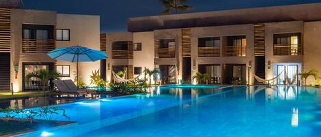 Appartement | Piscine | Piscine extérieure, parasols, chaises longues