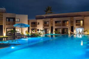 Apartamento | Piscina | Una piscina al aire libre, sombrillas, tumbonas