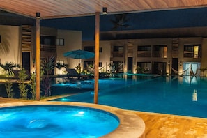 Lejlighed | Pool | Udendørs pool, parasoller, liggestole