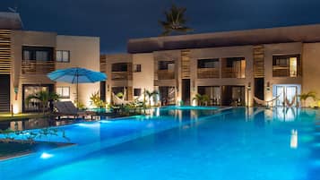 Căn hộ | Hồ bơi | Hồ bơi ngoài trời, dù/ô trên bãi biển/hồ bơi, ghế dài tắm nắng