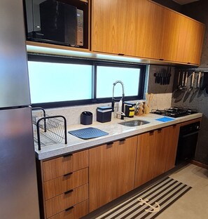 Appartement | Cuisine privée | Grand réfrigérateur, micro-ondes, four, plaque de cuisson