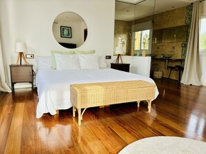 4 bedrooms, desk, iron/ironing board, travel crib