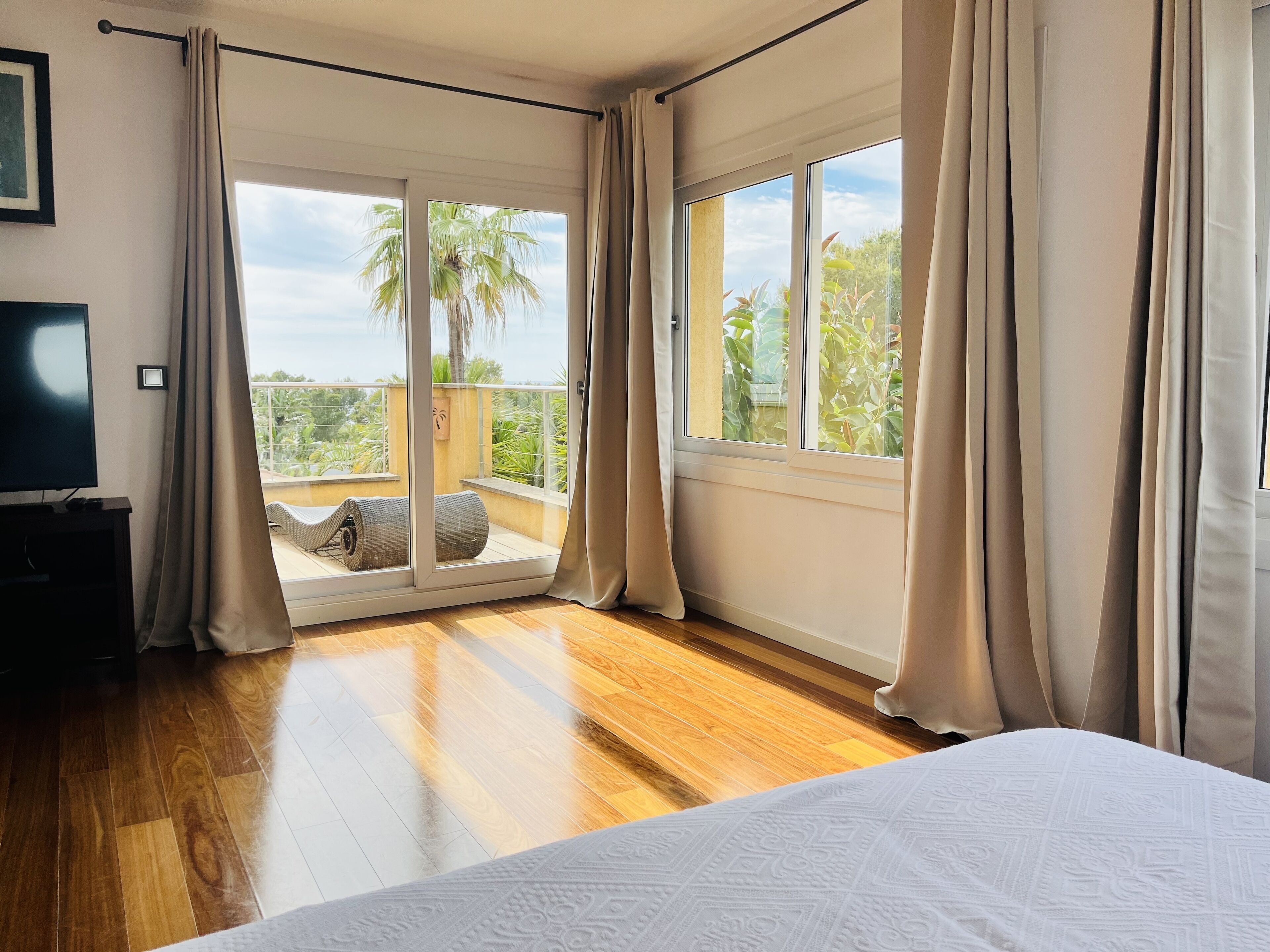 4 chambres, bureau, fer et planche à repasser, lit parapluie