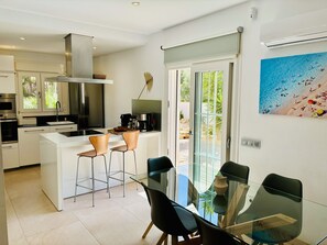 Jääkaappi, mikroaaltouuni, uuni, liesi