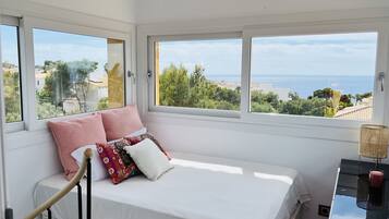 4 bedrooms, desk, iron/ironing board, travel crib