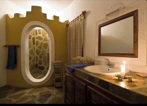 Regadera, bidet, toallas 