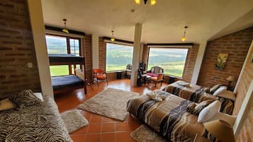 Habitación familiar, vista a la montaña | Escritorio, espacio para trabajar con laptop y wifi gratis