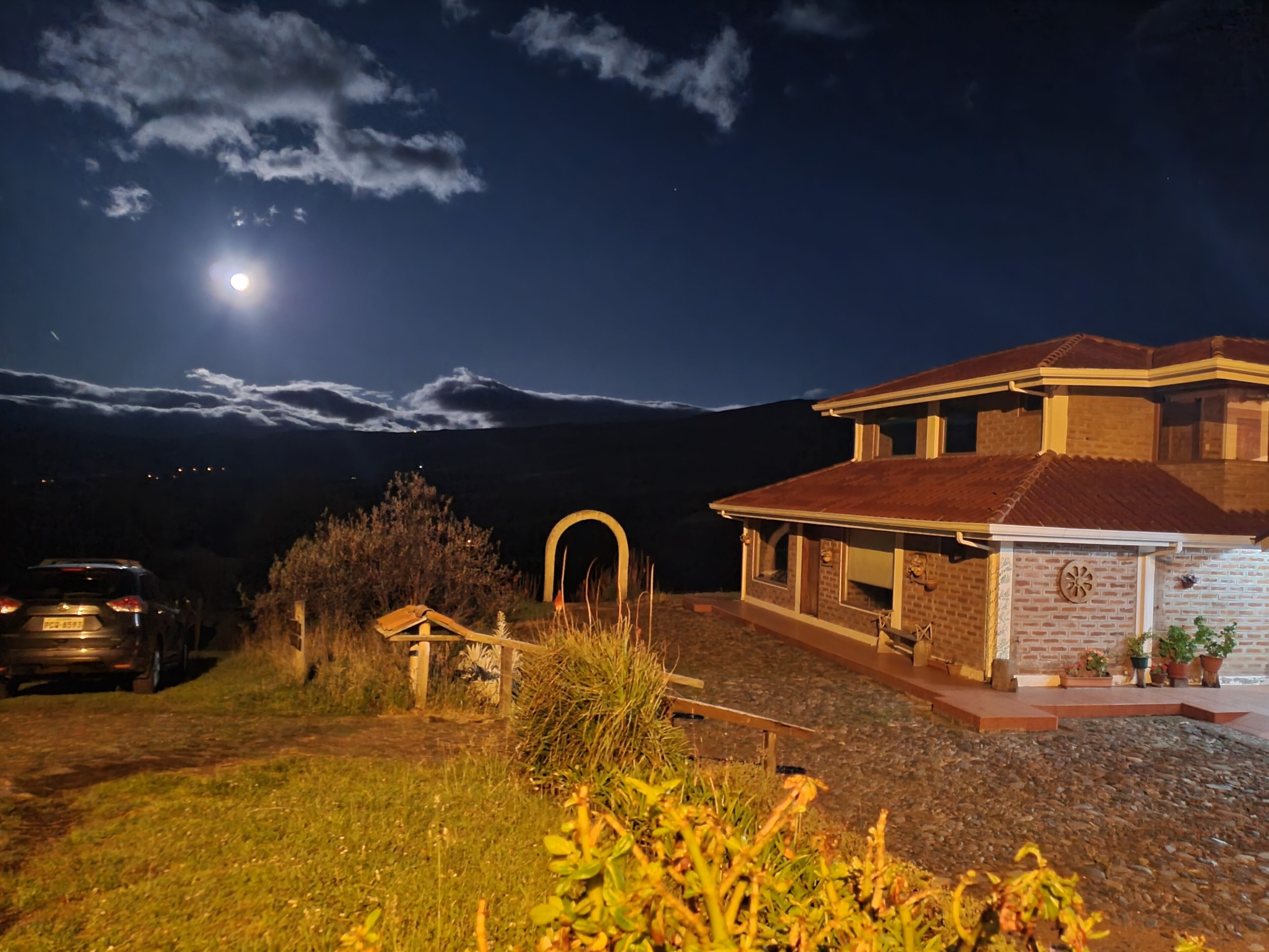 Bagian depan properti - sore/malam