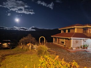 住宿正面 - 傍晚/夜晚