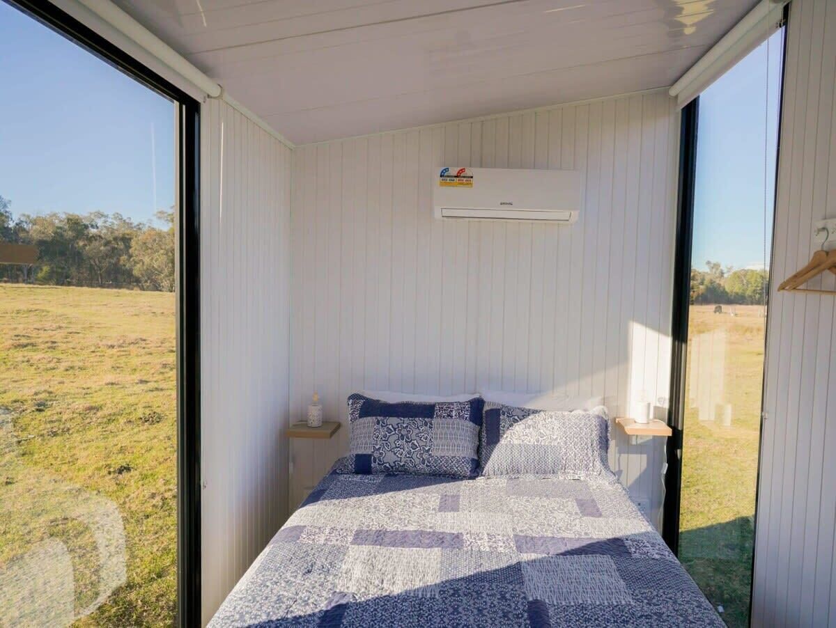1 bedroom, bed sheets