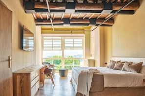 Luxe beddengoed, donsdekens, een kluis op de kamer, een bureau