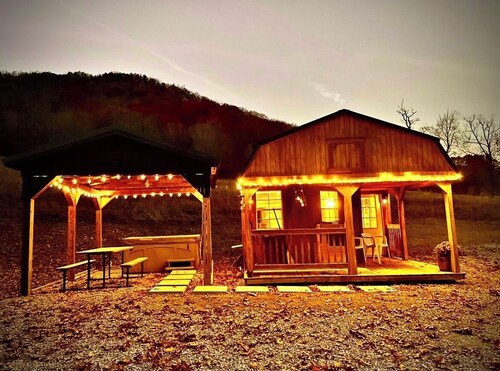 Cozy Tiny Cabin with Hot Tub, 3 Minutes to Seneca Rocks Park Entrance