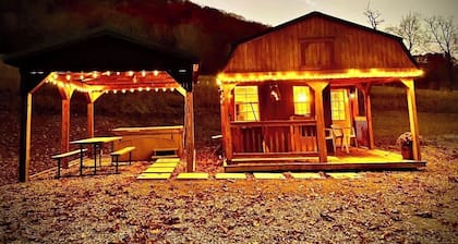 Cozy Tiny Cabin with Hot Tub, 3 Minutes to Seneca Rocks Park Entrance